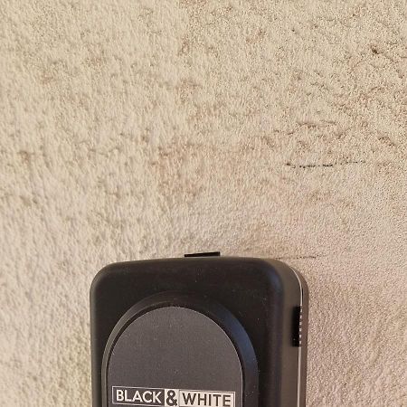Black&White Guest House Iglesias Bagian luar foto