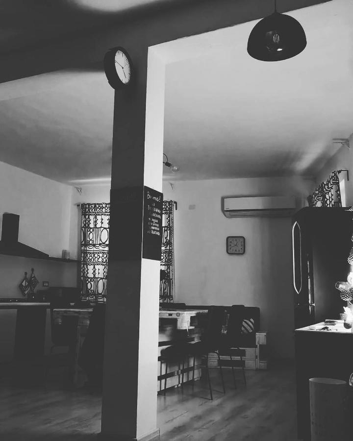Black&White Guest House Iglesias Bagian luar foto